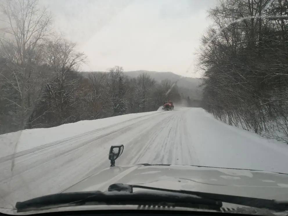 Филиал «Чугуевский» обеспечивает безопастность на дорогах, очищая их и обрабатывая противогололедными материалами:
