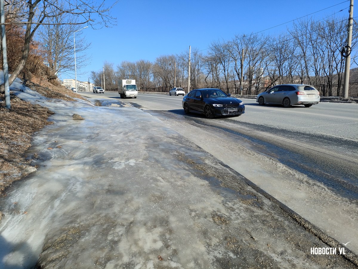 Тротуар и полоса дороги обледенели из-за грунтовых вод по пути с Баляева на Луговую Тротуар и полоса дороги обледенели из-за грунтовых вод по пути с Баляева на Луговую