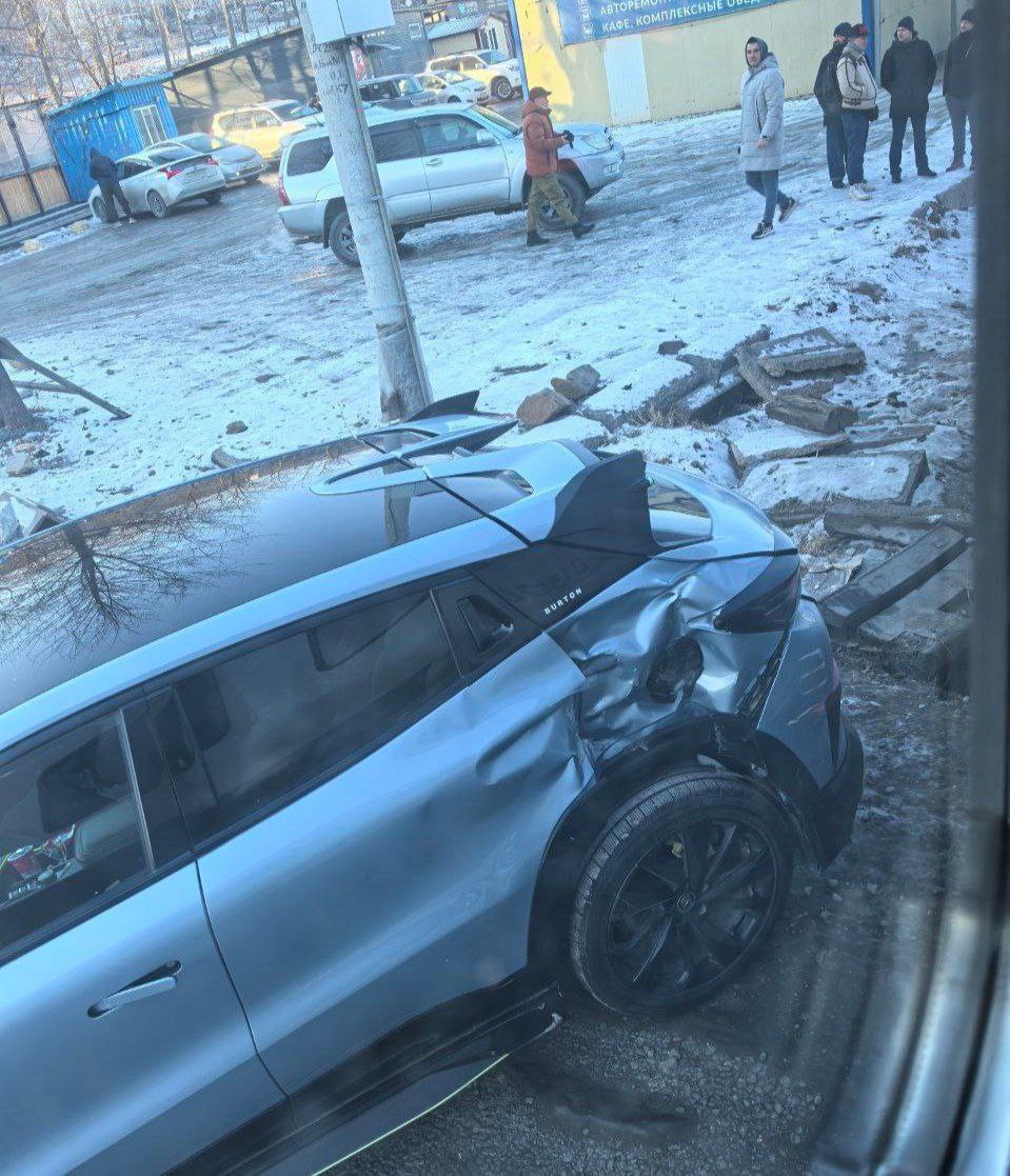 Во Владивостоке автомобиль «проскочил» на красный прямо под поезд