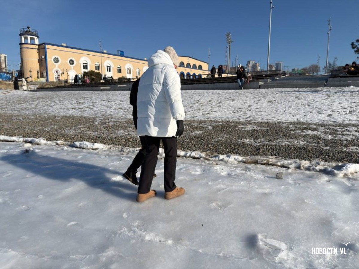 Акватория Спортивной гавани во Владивостоке превратилась в большой бесплатный каток Акватория Спортивной гавани во Владивостоке превратилась в большой бесплатный каток