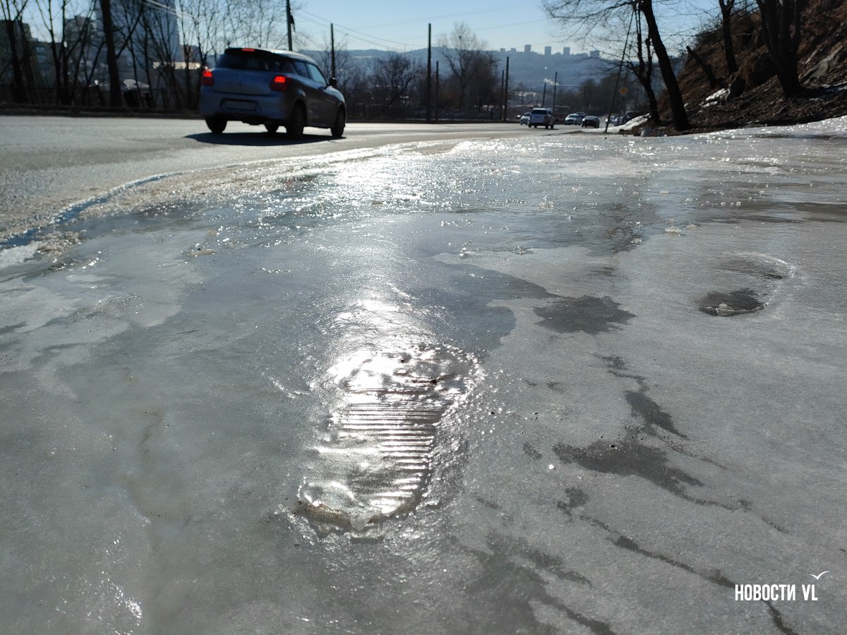 Тротуар и полоса дороги обледенели из-за грунтовых вод по пути с Баляева на Луговую Тротуар и полоса дороги обледенели из-за грунтовых вод по пути с Баляева на Луговую