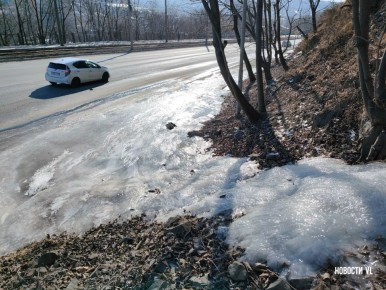 Тротуар и полоса дороги обледенели из-за грунтовых вод по пути с Баляева на Луговую