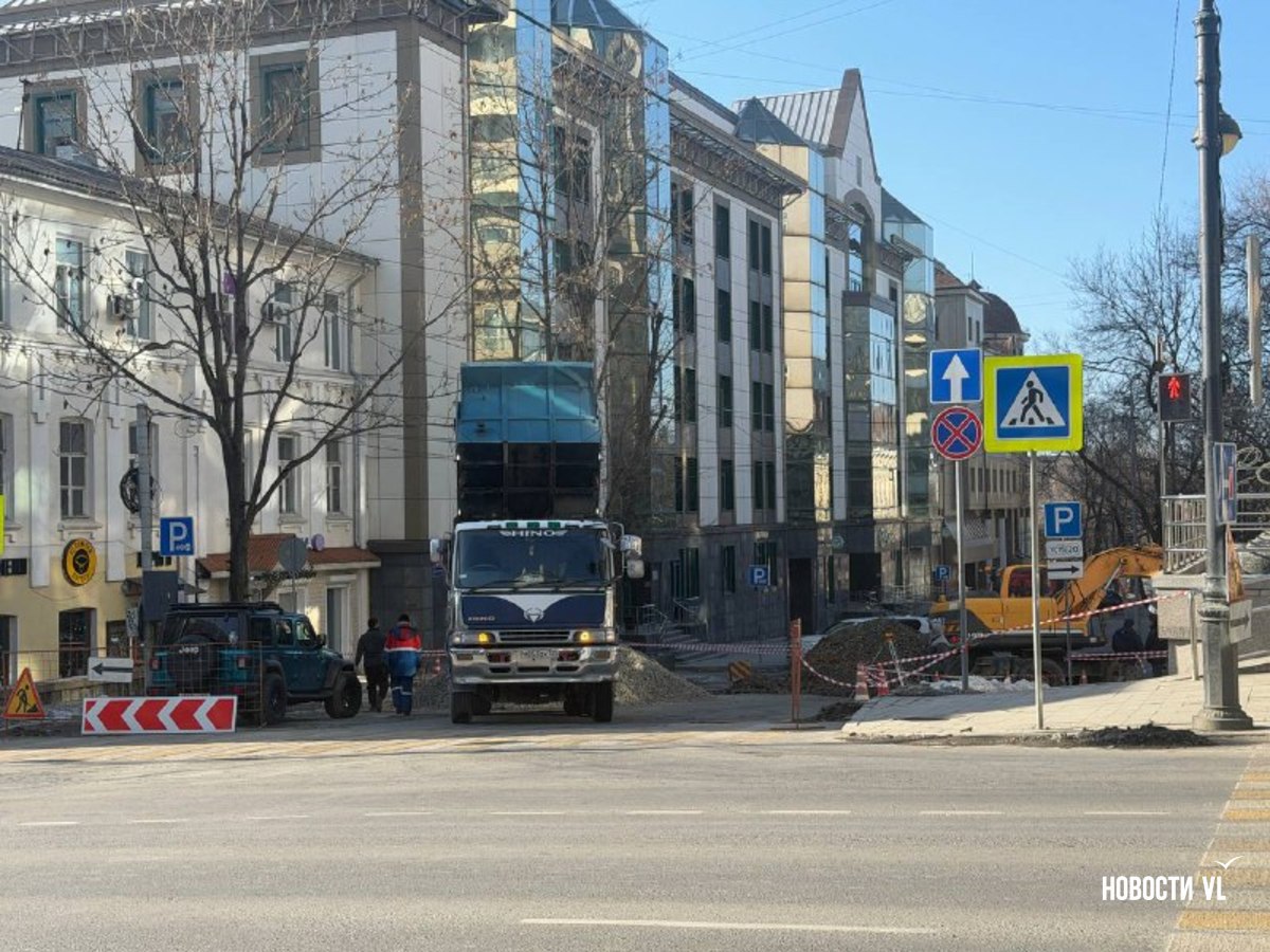 Улицу Фонтанная в центре Владивостока раскопали и перекрыли на неделю Улицу Фонтанная в центре Владивостока раскопали и перекрыли на неделю