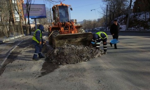 Бригады дорожников «Содержание городских территорий» провели уборку проезжей и пешеходной части во всех районах Владивостока