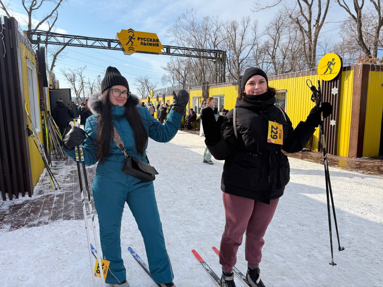 Сотни жителей и гостей дальневосточной столицы собрались сегодня, 4 января, на лыжной трассе острова Русский, чтобы принять участие в «Мандариновом забеге» Сотни жителей и гостей дальневосточной столицы собрались сегодня, 4 января, на лыжной трассе острова Русский, чтобы принять участие в «Мандариновом забеге»