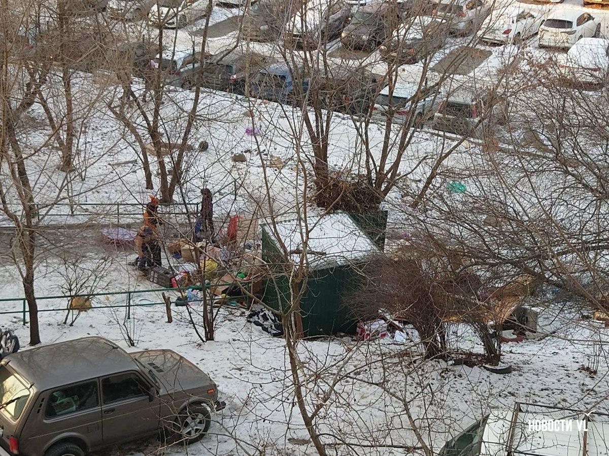 Во Владивостоке сохраняются проблемы с вывозом мусора – контейнерные площадки во дворах переполнены Во Владивостоке сохраняются проблемы с вывозом мусора – контейнерные площадки во дворах переполнены