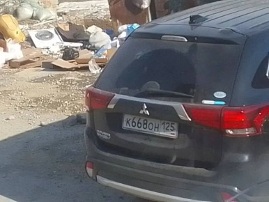 На ул. Нахимовской, 28 мусоровоз не может вывезти твердые коммунальные отходы и крупногабаритный мусор