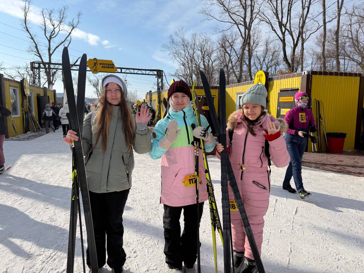 Сотни жителей и гостей дальневосточной столицы собрались сегодня, 4 января, на лыжной трассе острова Русский, чтобы принять участие в «Мандариновом забеге» Сотни жителей и гостей дальневосточной столицы собрались сегодня, 4 января, на лыжной трассе острова Русский, чтобы принять участие в «Мандариновом забеге»