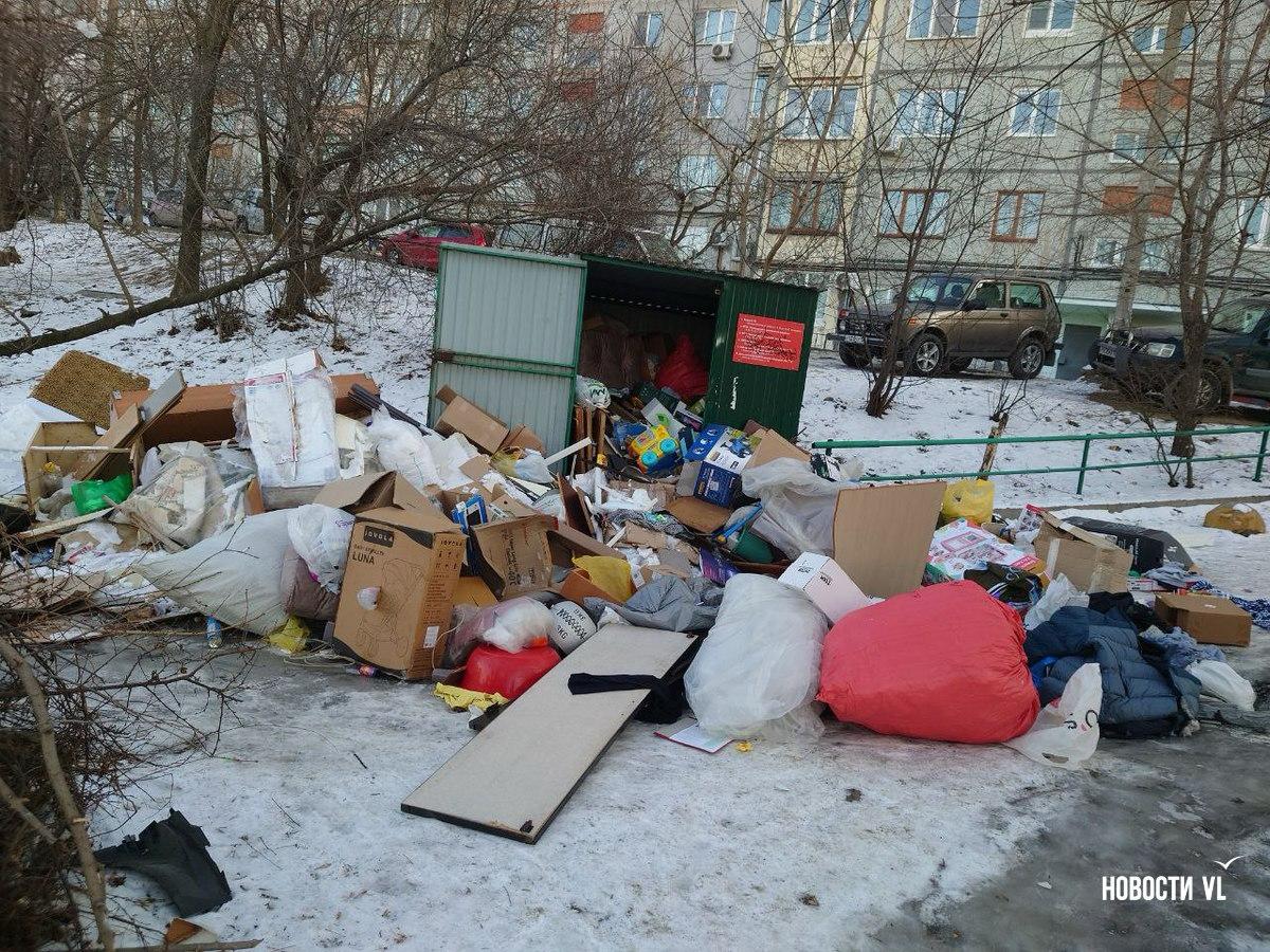 Во Владивостоке сохраняются проблемы с вывозом мусора – контейнерные площадки во дворах переполнены Во Владивостоке сохраняются проблемы с вывозом мусора – контейнерные площадки во дворах переполнены