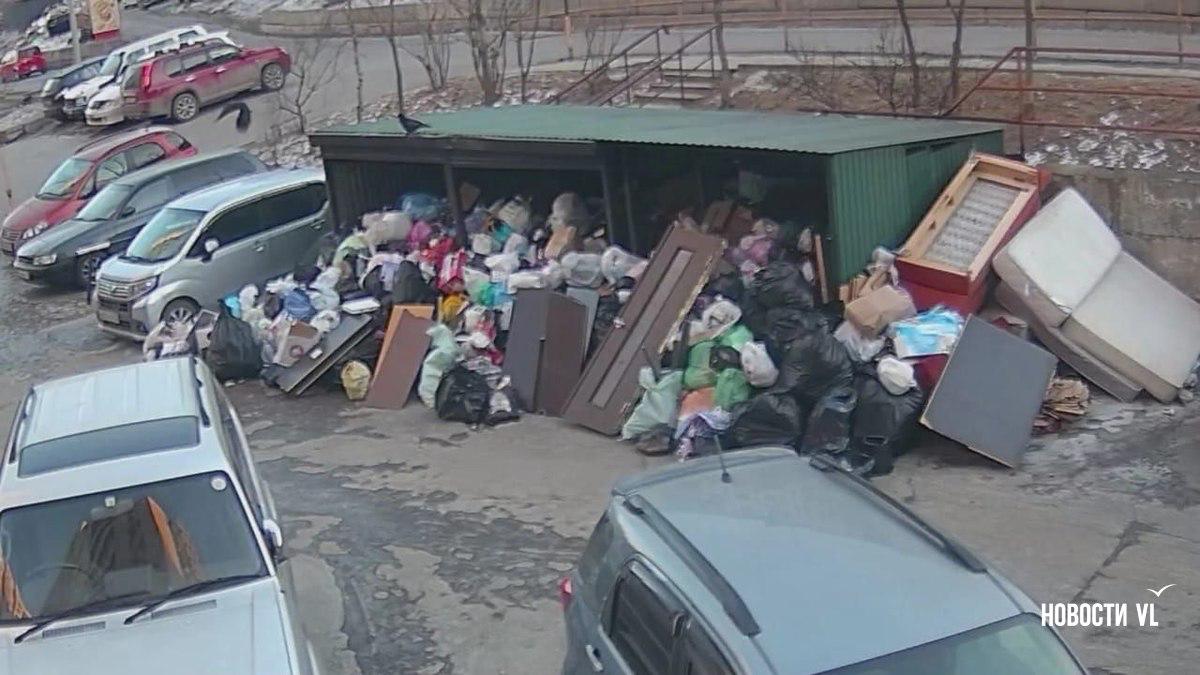 Во Владивостоке сохраняются проблемы с вывозом мусора – контейнерные площадки во дворах переполнены Во Владивостоке сохраняются проблемы с вывозом мусора – контейнерные площадки во дворах переполнены