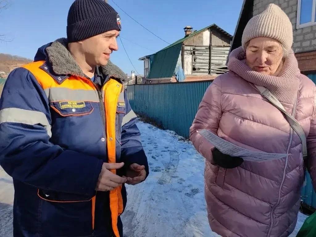 Профилактика пожаров – в каждый дом: спасатели Находки усиливают работу в частном секторе
