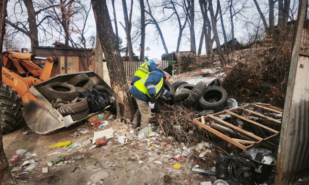 Сотрудники «СГТ» продолжают вывоз мусора с контейнерных площадок