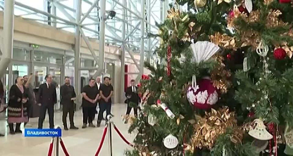 Поделками лучших мастериц Дальнего Востока украсили елки на Приморской сцене Мариинского театра