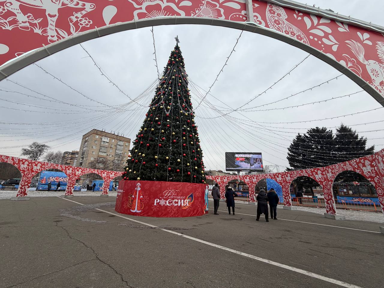 Центральная площадь сегодня — это каток под открытым небом Центральная площадь сегодня — это каток под открытым небом