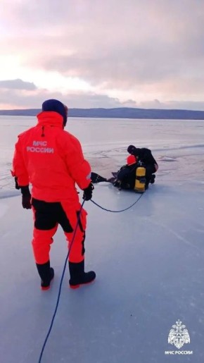 Сразу пять автомобилей оказались подо льдом в районе Тавричанки