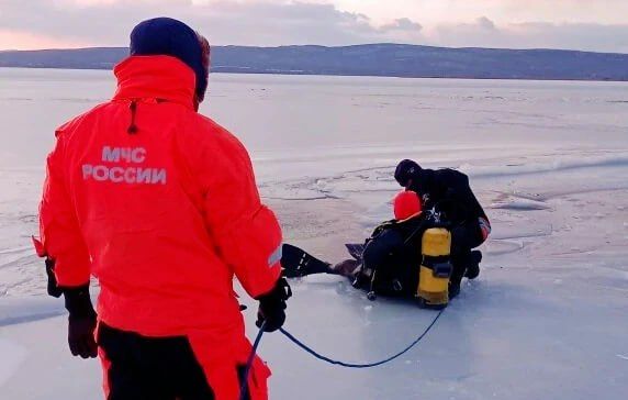 В Амурском заливе пять автомобилей ушли под лед, сообщили в ГУ МЧС по Приморскому краю