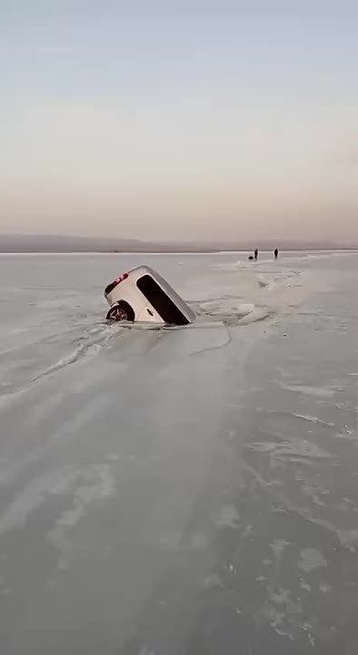 Пять машин за один день провалились под лёд Амурского залива