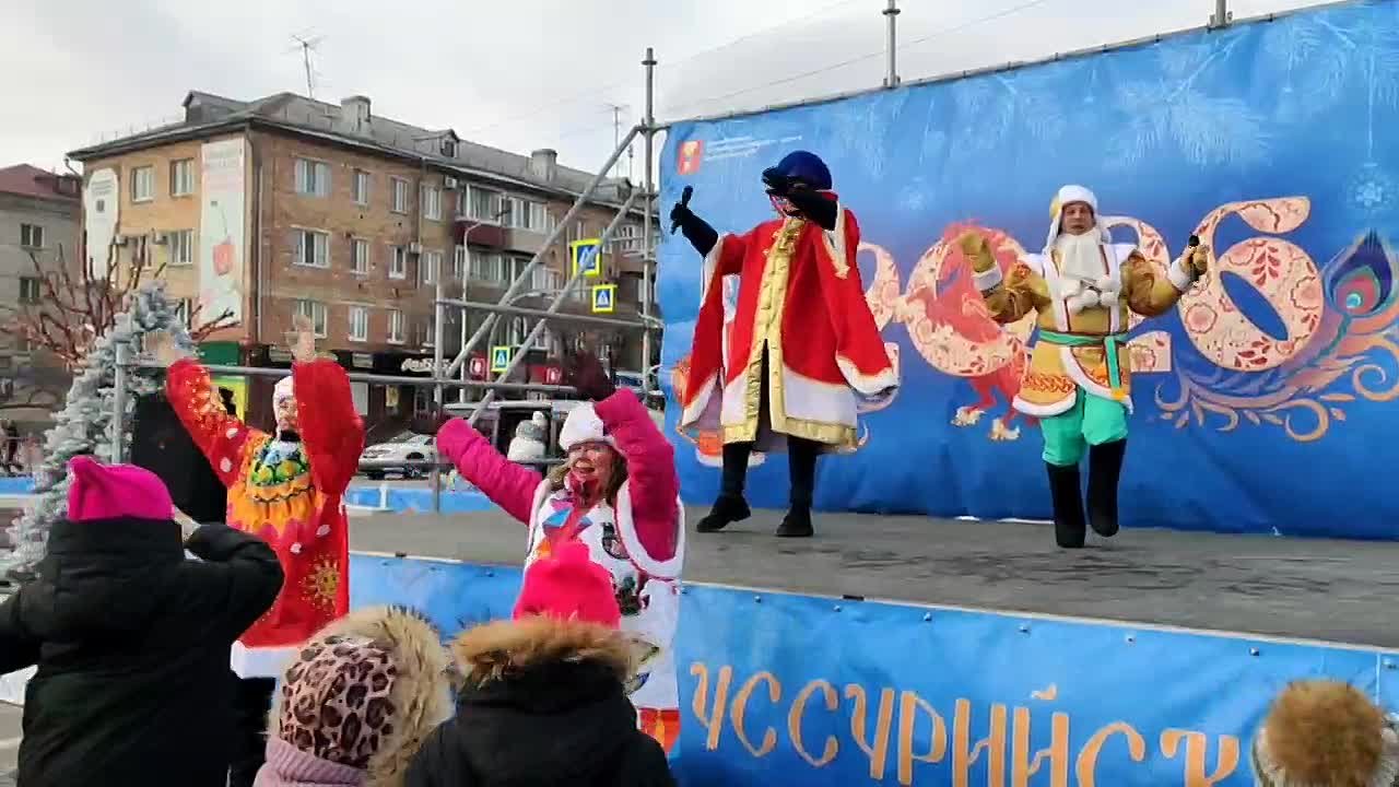 Моменты веселья сегодня! Хотите так же? Приходите до конца каникул на центральную площадь! Программа будет другая, но тоже развлекательная и новогодняя