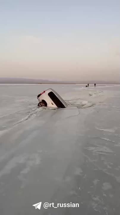 Три авто рыбаков провалились под лёд и пошли на дно в Приморье