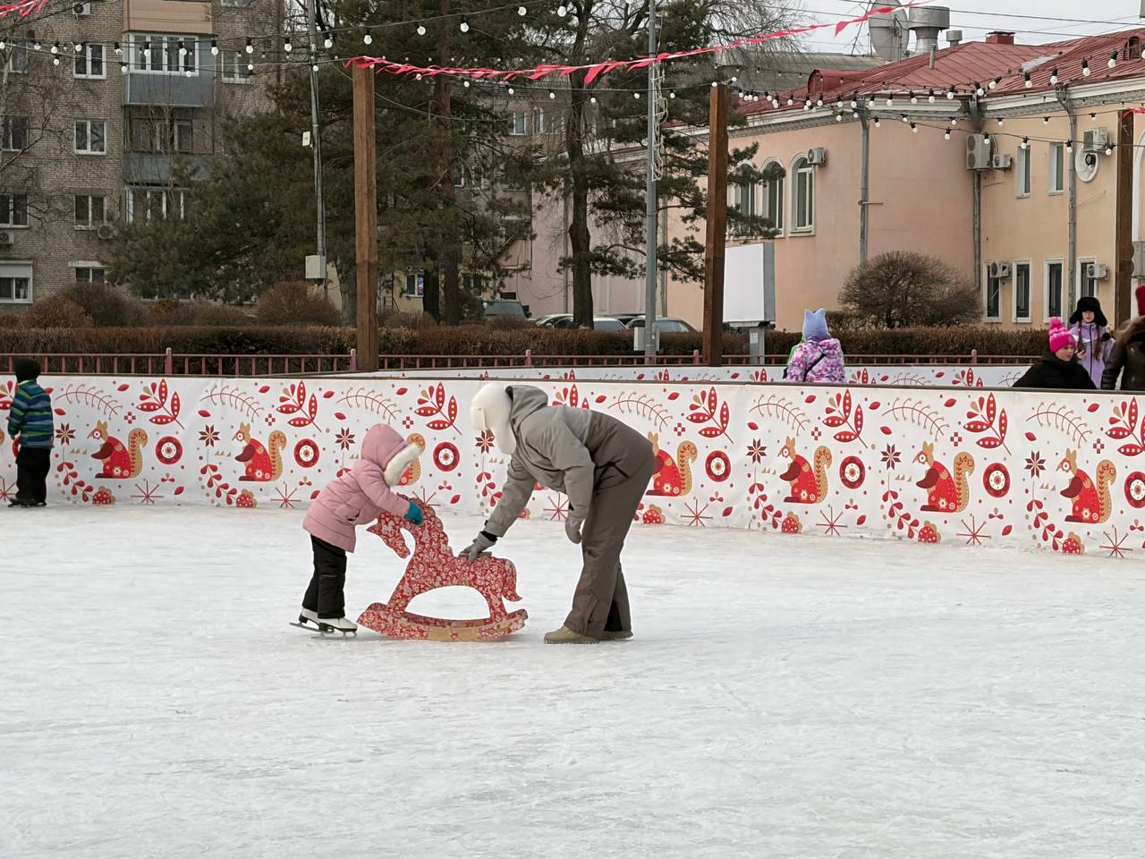Центральная площадь сегодня — это каток под открытым небом Центральная площадь сегодня — это каток под открытым небом
