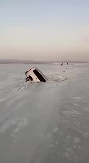 Во Владивостоке три автомобиля с рыбаками провалились под лёд