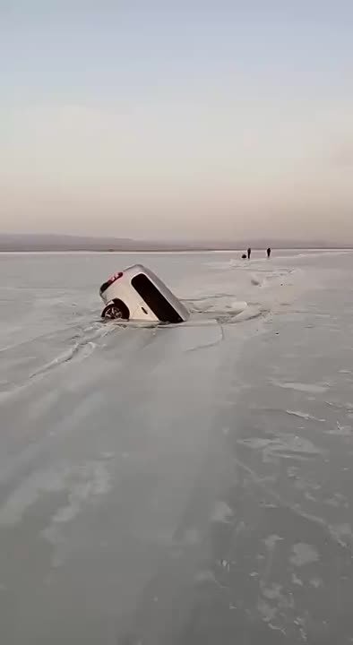 Во Владивостоке три автомобиля с рыбаками провалились под лёд
