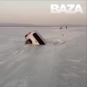 Три автомобиля провалились под лёд в Амурском заливе в Приморье - Baza
