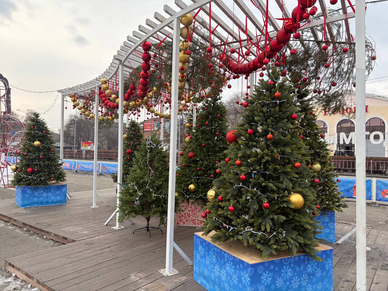 Центральная площадь сегодня — это каток под открытым небом Центральная площадь сегодня — это каток под открытым небом