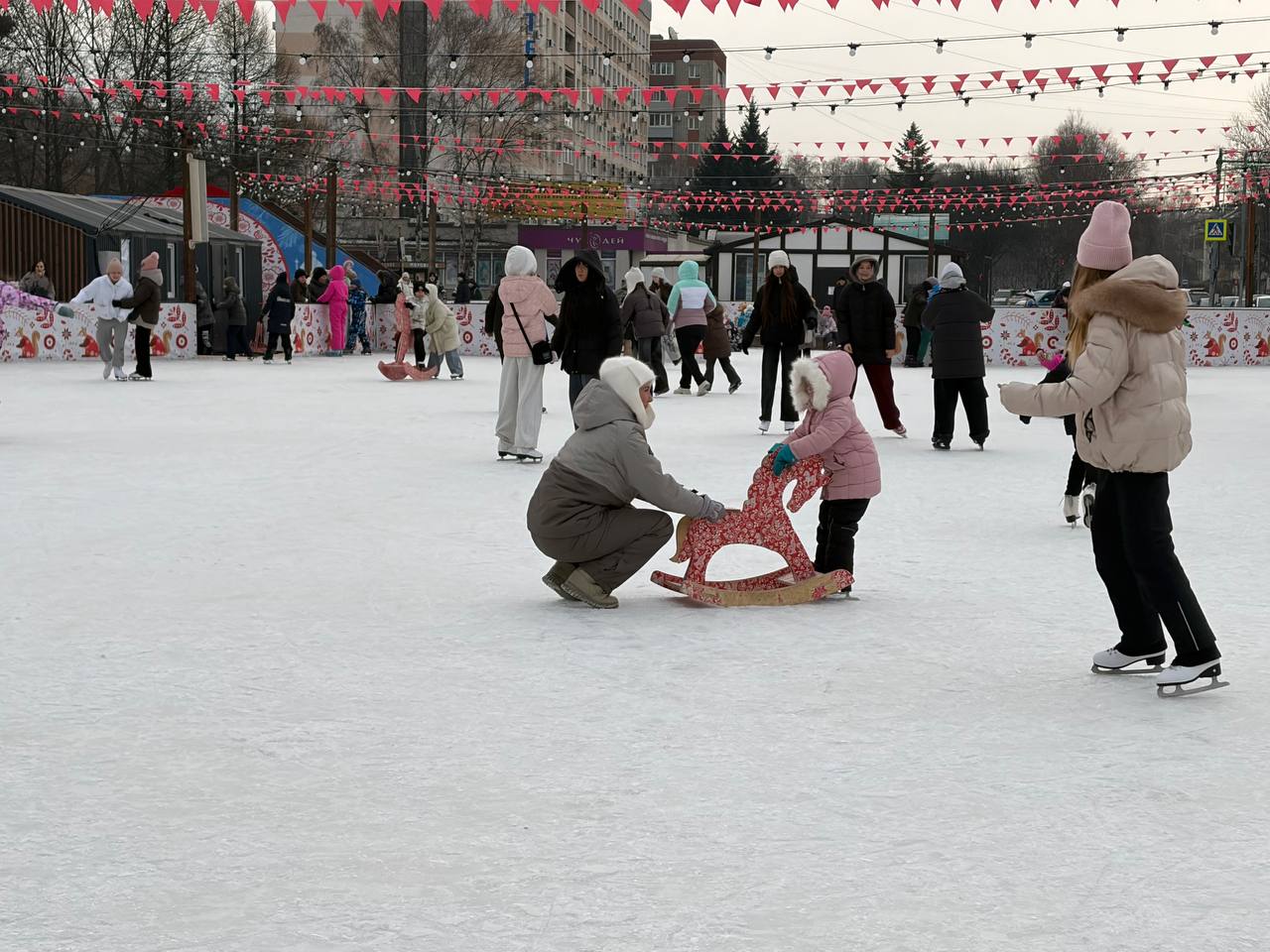 Центральная площадь сегодня — это каток под открытым небом Центральная площадь сегодня — это каток под открытым небом