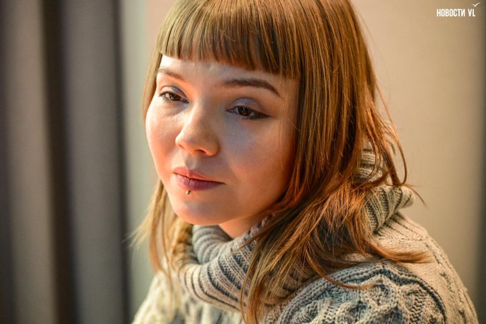 Создательница «Кота Бродского» и автор концепции библиотеки «БУК» Ольга Аристова написала захватывающий и жуткий роман о взрослении на востоке неуютной страны