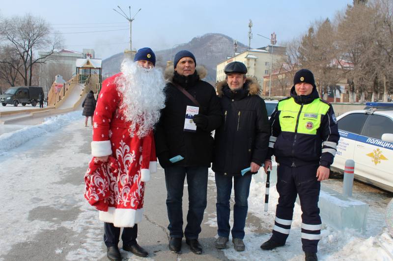 Полицейский Дед Мороз вручал участникам дорожного движения открытки и сладости в Дальнегорске Приморского края Полицейский Дед Мороз вручал участникам дорожного движения открытки и сладости в Дальнегорске Приморского края