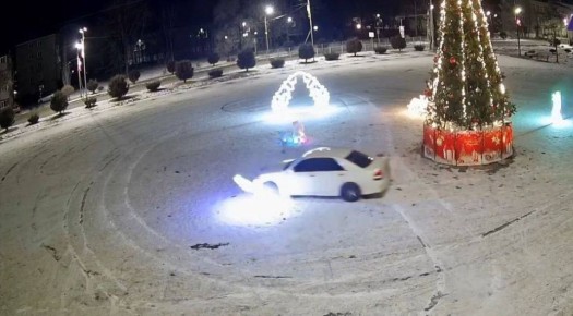 Автомобилист из Приморья протаранил новогодние конструкции и скрылся