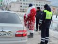 Полицейский Дед Мороз вручал участникам дорожного движения открытки и сладости в Дальнегорске Приморского края