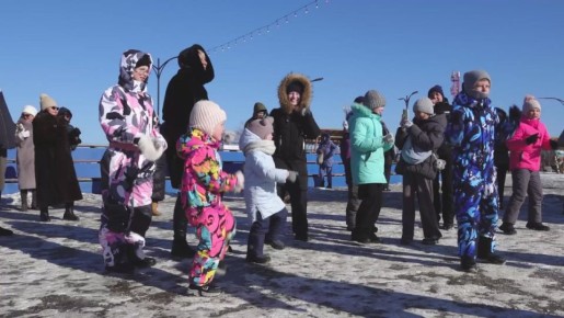 Длинные январские выходные в Находке продолжились сегодня, 8 января, музыкально-игровой программой на набережной озера Солёного