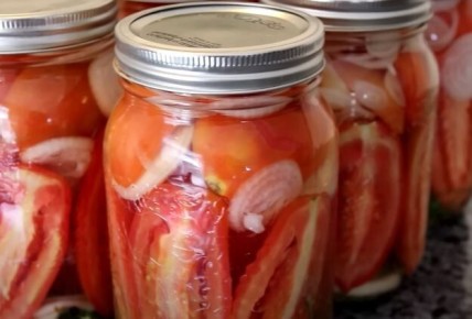 Консервация для гурманов: помидоры с луком в желатине на зиму