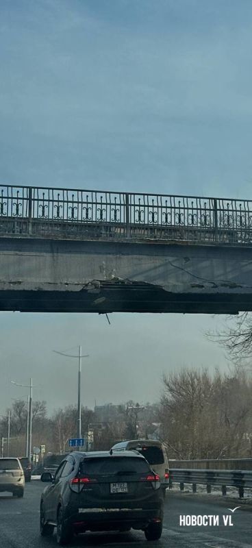 Читатели Новостей VL сообщают, что с виадука после седанкинского спуска свисает кусок бетона на арматуре