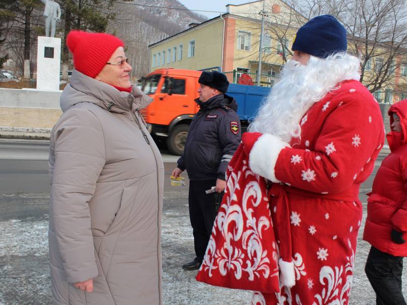 Полицейский Дед Мороз вручал участникам дорожного движения открытки и сладости в Дальнегорске Приморского края Полицейский Дед Мороз вручал участникам дорожного движения открытки и сладости в Дальнегорске Приморского края