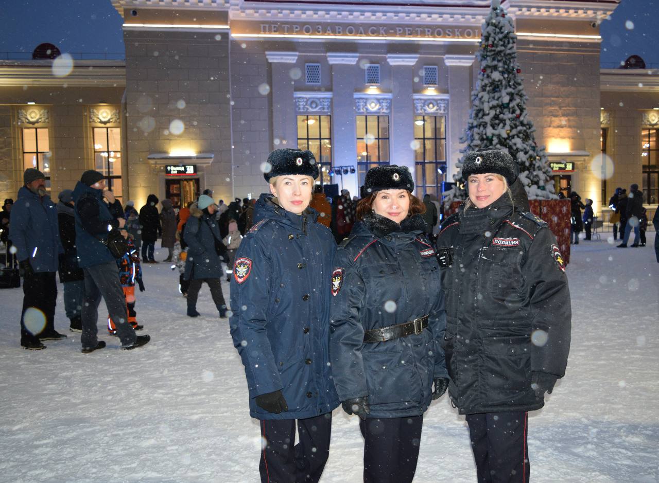 В Карелии стражи магистралей обеспечили охрану правопорядка в период стоянки Поезда Деда Мороза на железнодорожном вокзале Петрозаводска