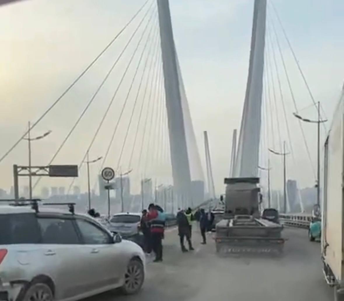 Госавтоинспекция Владивостока установила обстоятельства ДТП с участием четырех транспортных средств на Золотом мосту