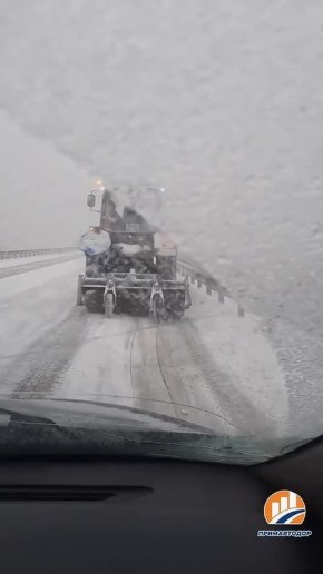 Очистку проезжей части от снега выполняют специалисты филиала «Шкотовский»: