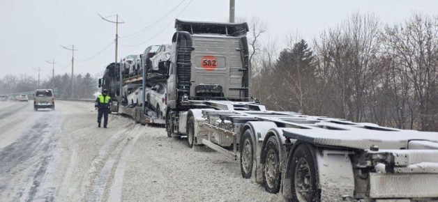 Внимание!. С 13:50 введены временные ограничения на движение большегрузов на перевале 135 км автодороги Артём — Находка (из-за снегопада и сложных условий)