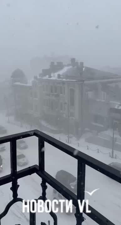 Дороги заметает, и автобусам стало сложно на подъемах даже в центре города