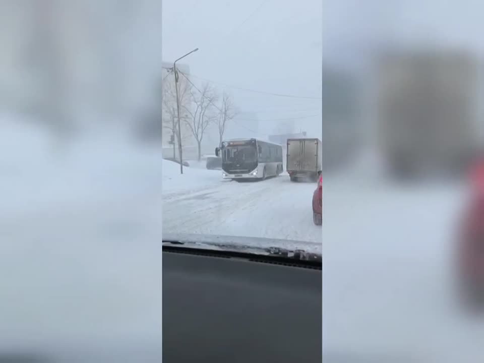 На Сахалинской автобусы не могут заехать в заснеженный подъём