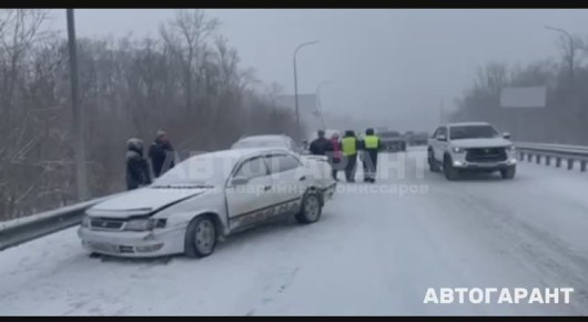 На Де-Фризе перед низководным мостом массовое ДТП и пробка
