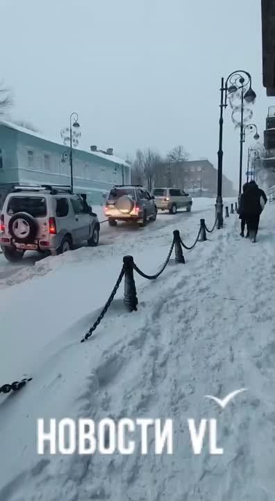 На Океанском проспекте три машины тащат автобус