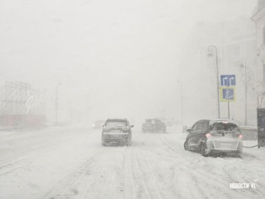 Пробки, аварии и замерзающие подъёмы: Владивосток переживает первый сильный снегопад этой зимы