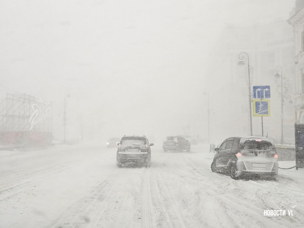 Пробки, аварии и замерзающие подъёмы: Владивосток переживает первый сильный снегопад этой зимы