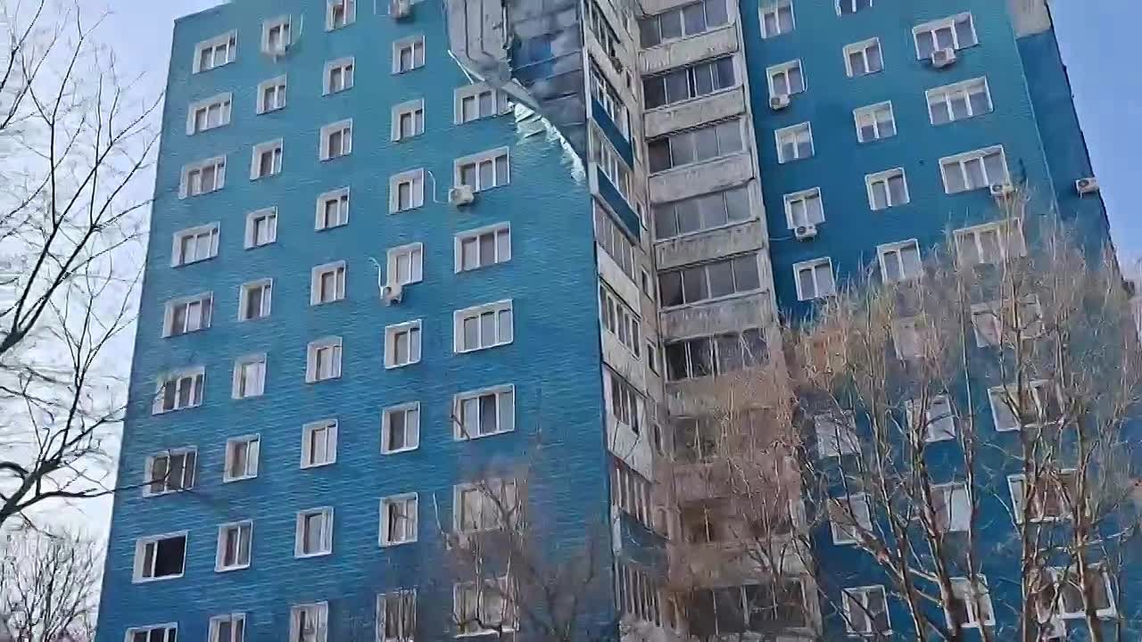 Во Владивостоке на Карбышева, 46а высадился ударный народный антиснежный десант