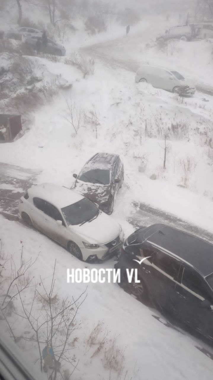 На Черняховского камеры наблюдения зафиксировали, как кроссовер сорвался со скользкой дороги и через косогор прилетел во двор многоэтажки, повредив припаркованные автомобили На Черняховского камеры наблюдения зафиксировали, как кроссовер сорвался со скользкой дороги и через косогор прилетел во двор многоэтажки, повредив припаркованные автомобили