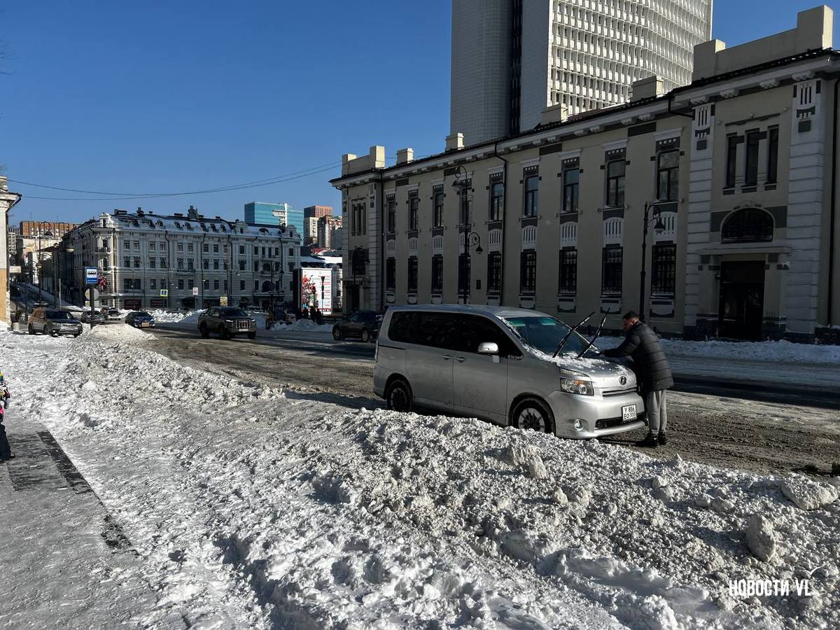 Битва с последствиями снегопада во Владтивостоке продолжается